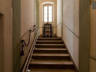 ...per poi salire l�ampio scalone...